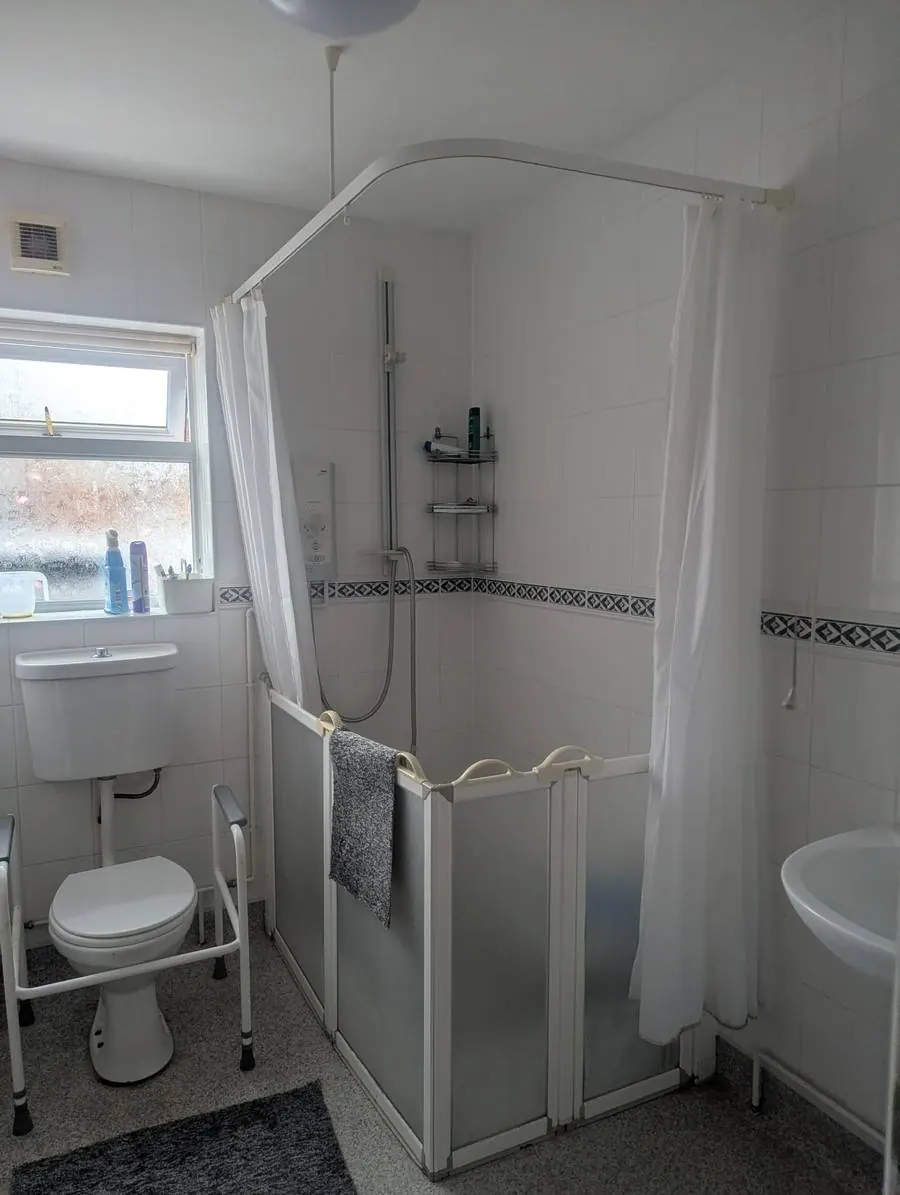 A spotless bathroom cleaned using JTTW's eco-certified products